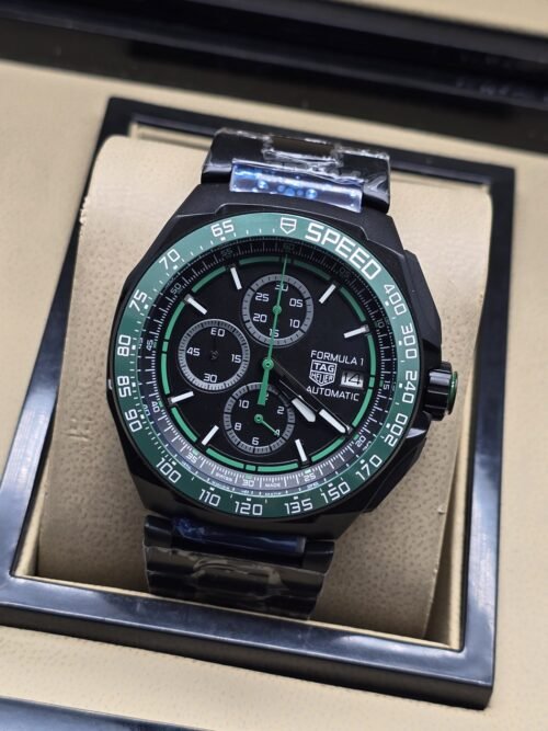 TAG Heuer — esfera negra con bisel verde y brazalete negro