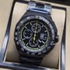 TAG Heuer — esfera negra con detalles amarillos y brazalete negro