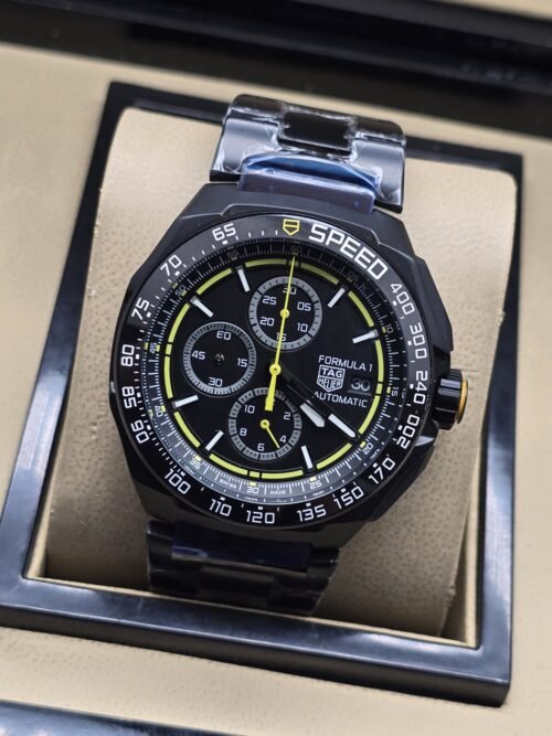 TAG Heuer — esfera negra con detalles amarillos y brazalete negro