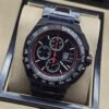 TAG Heuer — esfera negra con detalles rojos y brazalete negro