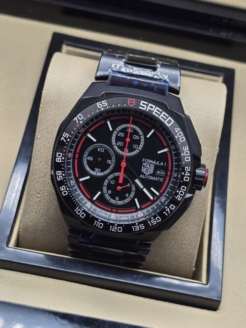 TAG Heuer — esfera negra con detalles rojos y brazalete negro