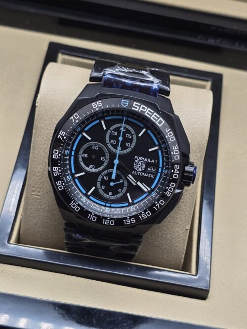 TAG Heuer — esfera negra con detalles azules y brazalete negro