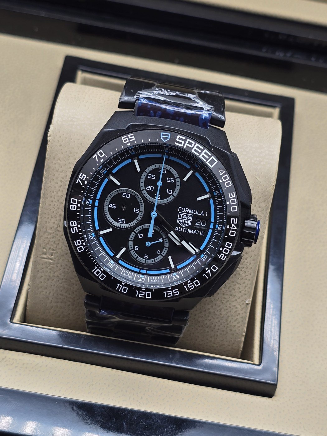 TAG Heuer — esfera negra con detalles azules y brazalete negro