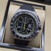 TAG Heuer — esfera negra con detalles amarillos y correa negra