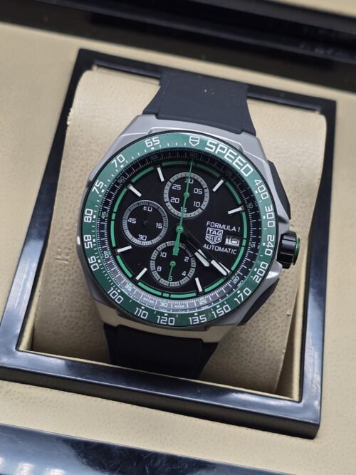 TAG Heuer — esfera negra con bisel verde y correa negra