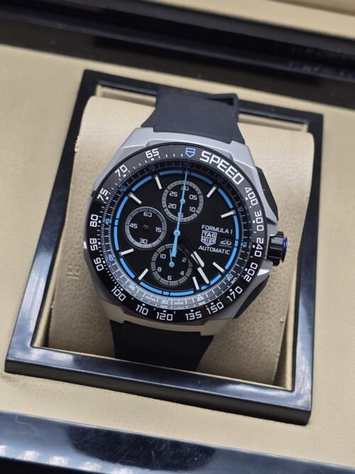TAG Heuer — esfera negra con detalles azules y correa negra