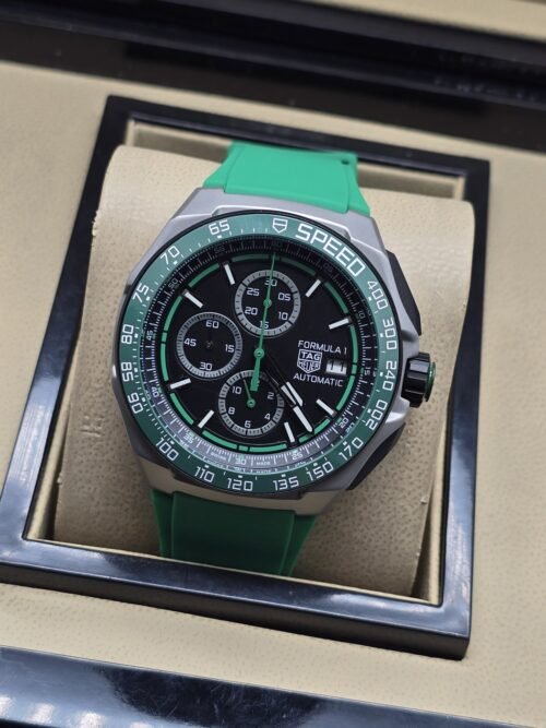 TAG Heuer — esfera negra con bisel verde y correa verde