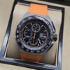 TAG Heuer — esfera negra con detalles naranjas y correa naranja
