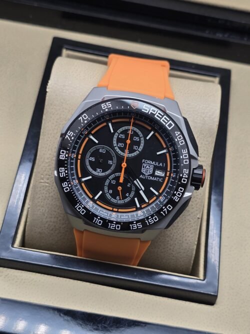 TAG Heuer — esfera negra con detalles naranjas y correa naranja