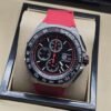 TAG Heuer — esfera negra con detalles rojos y correa roja