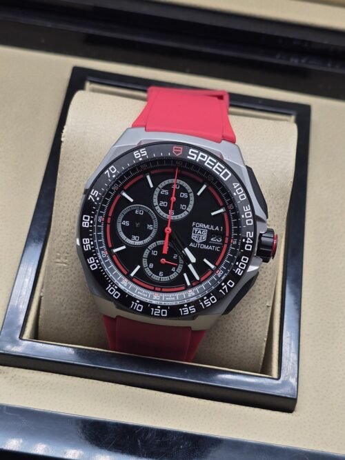 TAG Heuer — esfera negra con detalles rojos y correa roja