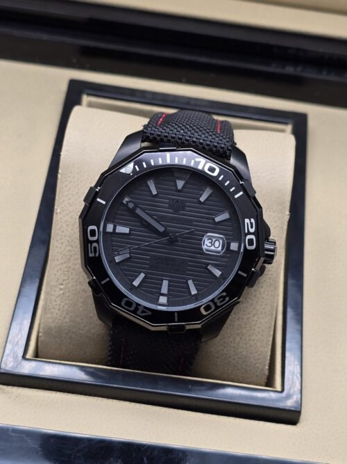 TAG Heuer — esfera negra texturizada y caja negra