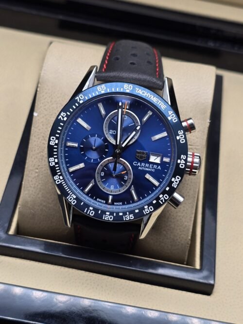 TAG Heuer — esfera azul con subesferas y correa de costuras rojas