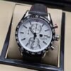 TAG Heuer — esfera blanca con subesferas y correa de costuras rojas