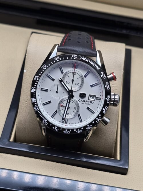 TAG Heuer — esfera blanca con subesferas y correa de costuras rojas