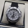 TAG Heuer — esfera gris texturizada con subesferas y correa negra