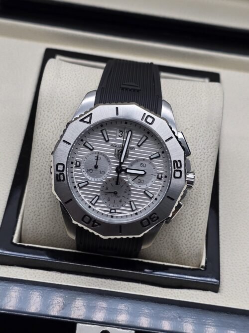 TAG Heuer — esfera gris texturizada con subesferas y correa negra