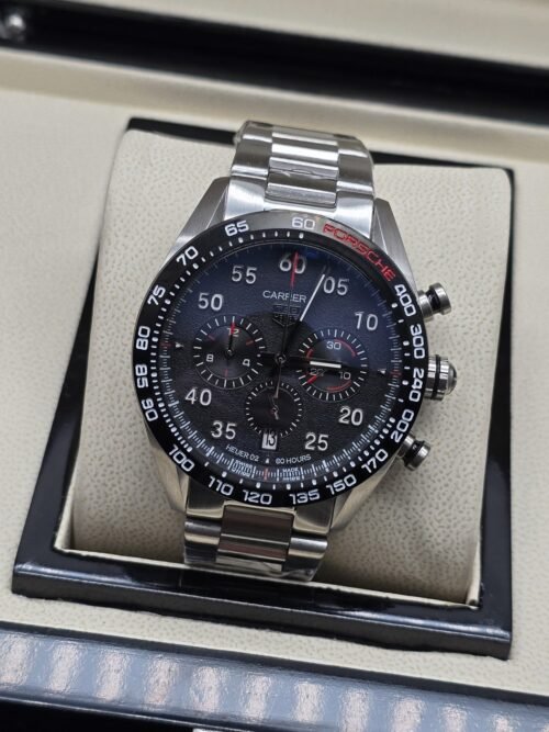 TAG Heuer — esfera negra con números blancos y brazalete plateado