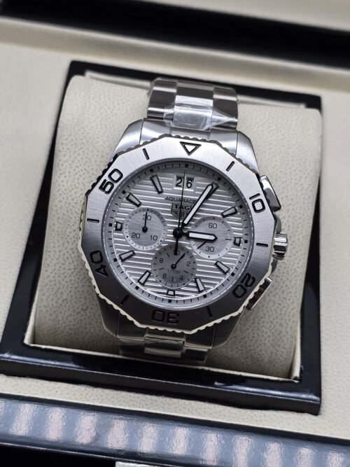 TAG Heuer — esfera plateada texturizada y brazalete plateado