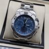 TAG Heuer — esfera azul texturizada y brazalete plateado