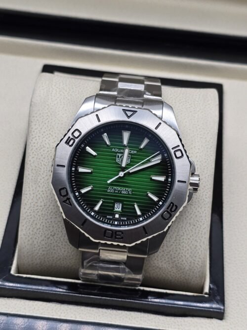 TAG Heuer — esfera verde sencilla con bisel plateado
