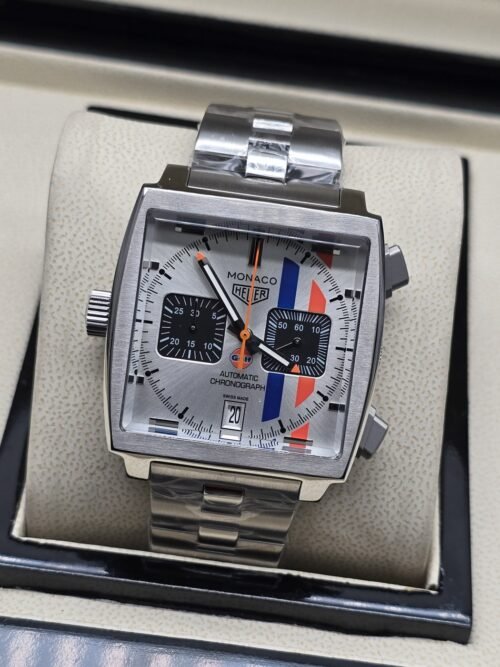 TAG Heuer — esfera cuadrada blanca con franjas de colores