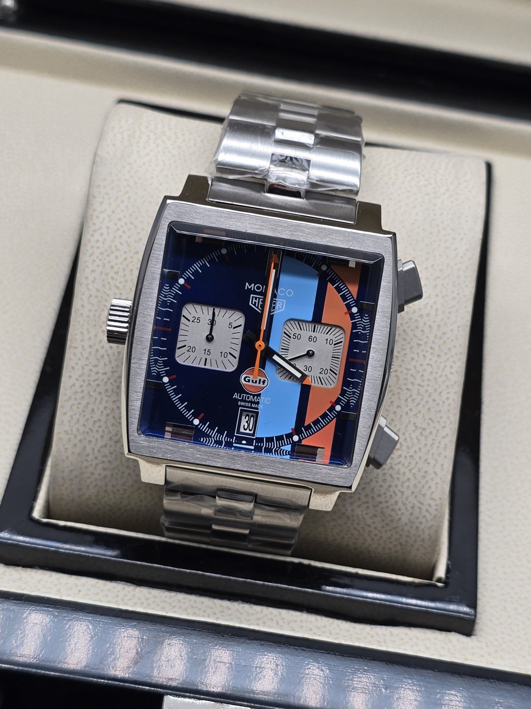 TAG Heuer — esfera cuadrada azul con franja naranja