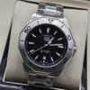 TAG Heuer — esfera negra sencilla con bisel plateado