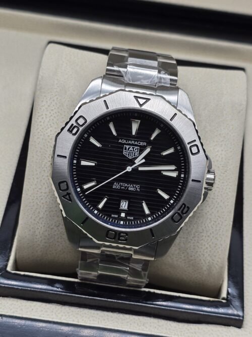 TAG Heuer — esfera negra sencilla con bisel plateado