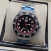 TAG Heuer — esfera negra con aro rojo y brazalete plateado