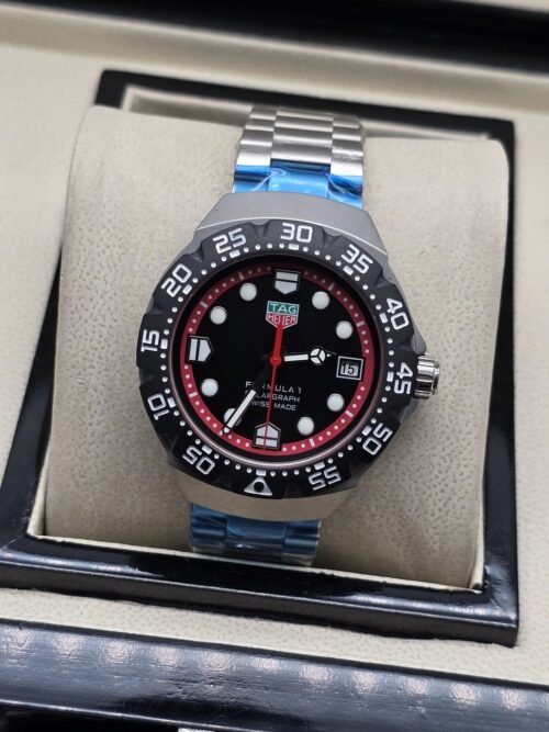 TAG Heuer — esfera negra con aro rojo y brazalete plateado