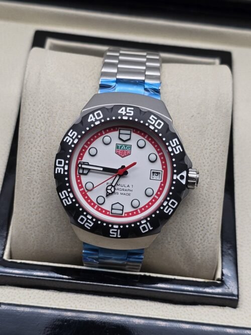 TAG Heuer — esfera blanca con aro rojo y brazalete plateado