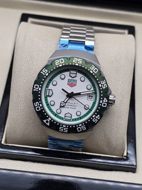 TAG Heuer — esfera blanca con aro verde y brazalete plateado