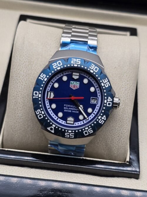 TAG Heuer — esfera azul con aro blanco y brazalete plateado