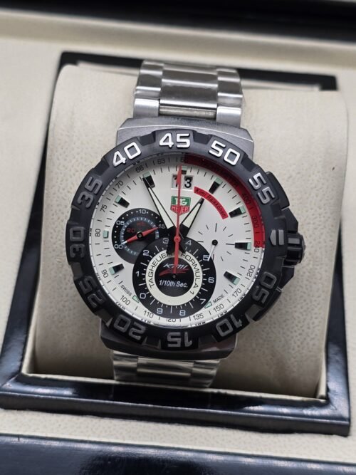 TAG Heuer — esfera blanca con subesferas y bisel negro