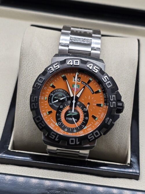 TAG Heuer — esfera naranja con subesferas negras y brazalete plateado