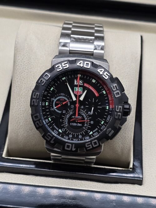 TAG Heuer — esfera negra con subesferas y brazalete plateado