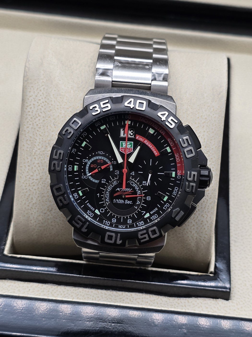 TAG Heuer — esfera negra con subesferas y brazalete plateado