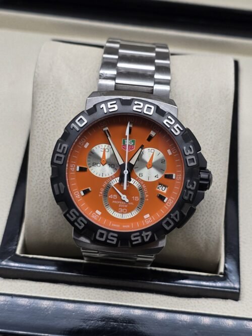 TAG Heuer — esfera naranja con subesferas plateadas y brazalete plateado