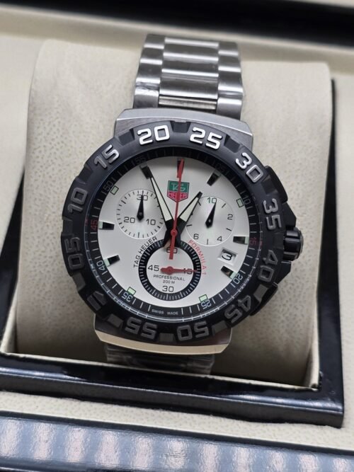 TAG Heuer — esfera blanca con detalles rojos y brazalete plateado