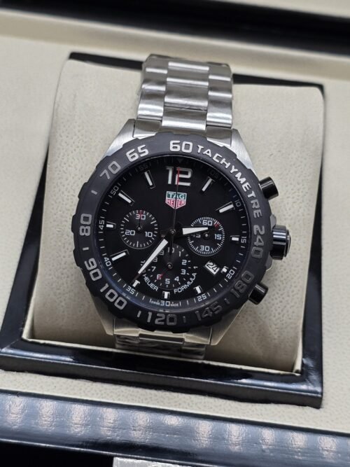 TAG Heuer — esfera negra con subesferas y bisel graduado