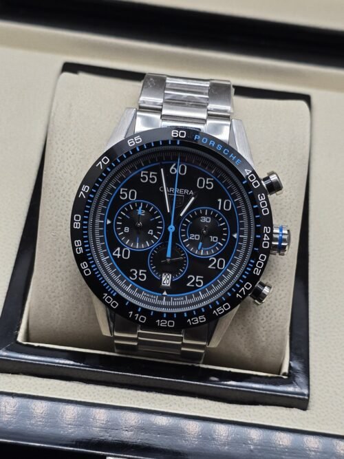 TAG Heuer — esfera negra con detalles azules y brazalete plateado