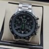 TAG Heuer — esfera negra con detalles verdes y brazalete plateado