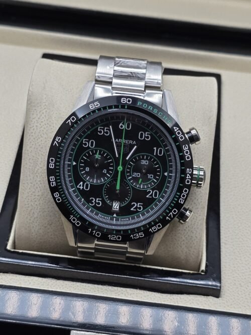 TAG Heuer — esfera negra con detalles verdes y brazalete plateado