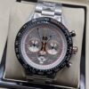 TAG Heuer — esfera gris con detalles naranjas y brazalete plateado