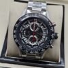 TAG Heuer — esfera abierta con detalles rojos y brazalete plateado