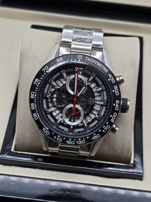 TAG Heuer — esfera abierta con detalles rojos y brazalete plateado