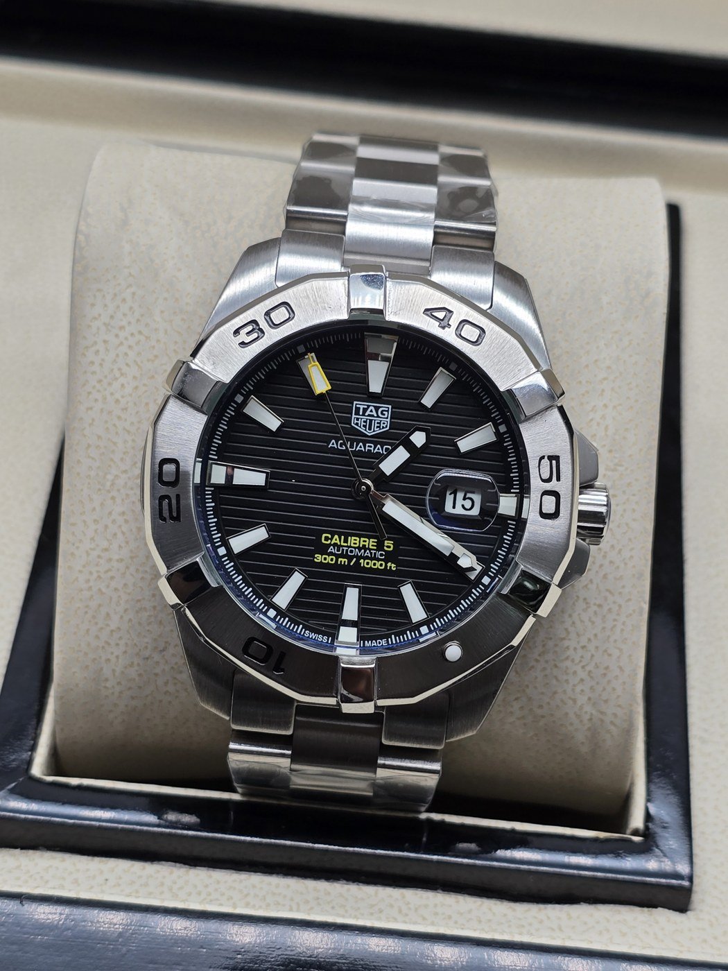 TAG Heuer — esfera negra texturizada con bisel plateado