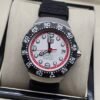 TAG Heuer — esfera blanca con aro rojo y correa negra