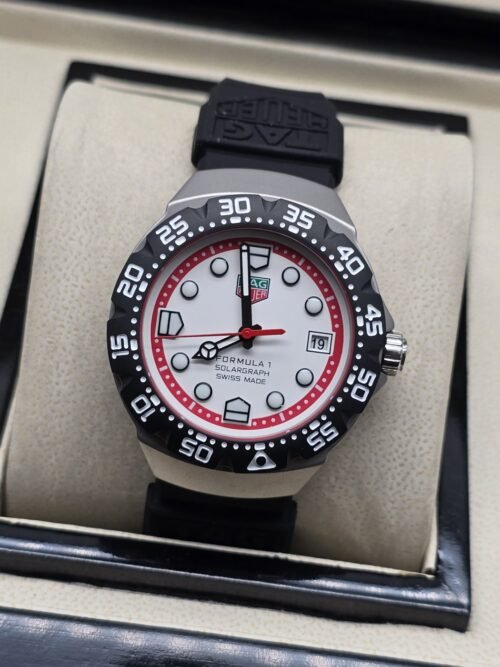 TAG Heuer — esfera blanca con aro rojo y correa negra